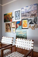 Salon moderne avec affichage d'œuvres d'art