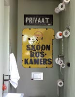 Toilette avec panneaux vintage