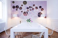 Salle à manger contemporaine blanche avec table peinte époxy