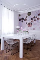 Salle à manger contemporaine blanche avec table peinte époxy et chaises Bertoia