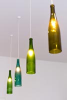 Luminaires suspendus fabriqués à partir de bouteilles de vin d'Alsace recyclées