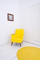 Chaise récupérée peinte en peinture acrylique avec tapis circulaire en feutre