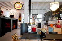 Cuisine-salle à manger ouverte avec des meubles vintage, récupérés et personnalisés
