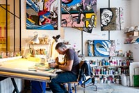 Artiste Pascal travaillant dans son atelier