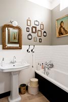 Salle de bain classique avec photos et cadres vintage