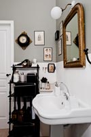Salle de bain classique avec accessoires vintage