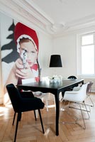 Salle à manger contemporaine avec photo du 'Petit Chaperon Rouge visant le revolver' par Sandra Seckinger