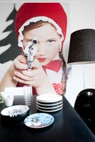 Détail de la salle à manger contemporaine avec la photo du 'Petit Chaperon Rouge visant le revolver' par Sandra Seckinger