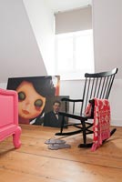 Chaise berçante et poupée Blythe peignant dans la chambre d'une fille