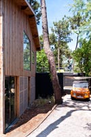Maison contemporaine en bois entourée d'arbres