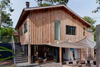 Maison et patio contemporains en bois