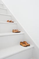 La chaussure vintage dure dans les escaliers blancs