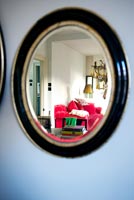 Salon reflété dans le miroir