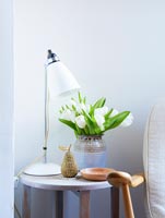 Tulipes blanches dans un vase en terre cuite