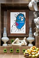 Affichage de l'art et des passoires vintage en alcôve de cuisine