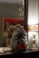 Lampe vintage ornée de dentelle et miroir avec sculpture moderne par Thierry Breton