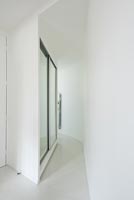 Couloir courbe contemporain avec placards en miroir