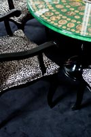 Table Cammei par Fornassetti avec chaises à imprimé animal
