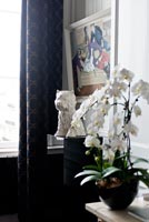 Orchidées blanches et sculpture de Jeff Koons