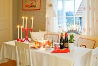 Table de cuisine avec des plats de Noël suédois traditionnel