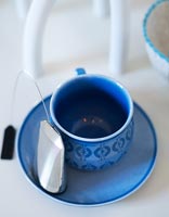 Tasse de thé bleu