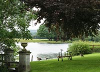 Jardin avec vue sur la rivière