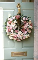 Porte d'entrée classique avec couronne de roses