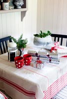 Table de cuisine avec des décorations de Noël