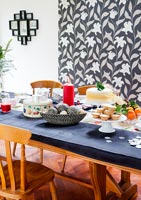 Table à manger avec des aliments et des boissons de Noël