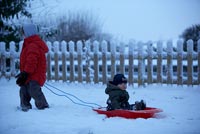 Enfants jouant dans la neige