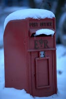 Boîte postale dans la neige
