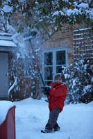 Garçon jouant dans la neige