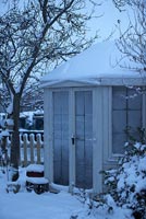 Cabane couverte de neige