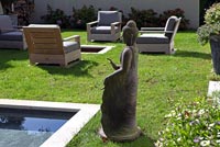 Jardin moderne avec sculpture asiatique et étang
