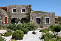 Maison traditionnelle en pierre et jardin en gravier