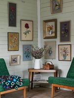 Affichage de peintures florales sur le mur du salon