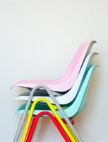 Chaises colorées