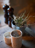 Bougies chauffe-plat, plante de bruyère en pot