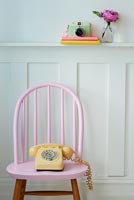 Chaise et téléphone rose pastel