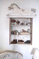 Accessoires vintage affichés dans une armoire en bois