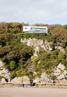 Maison contemporaine au sommet d'une falaise