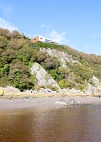 Maison contemporaine au sommet d'une falaise