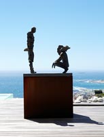 Sculpture contemporaine surplombant la mer
