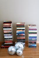 Des piles de livres et des boules de paillettes