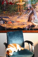 Chat couché sur un fauteuil en velours
