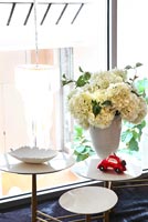 Fleurs d'hortensia dans un vase blanc
