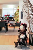 Appartement ouvert moderne décoré pour Noël