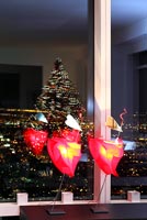 Éclairage moderne et arbre de Noël reflété dans la fenêtre