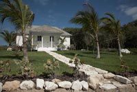 Maison classique et jardin avec palmiers
