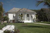 Maison classique et jardin avec palmiers